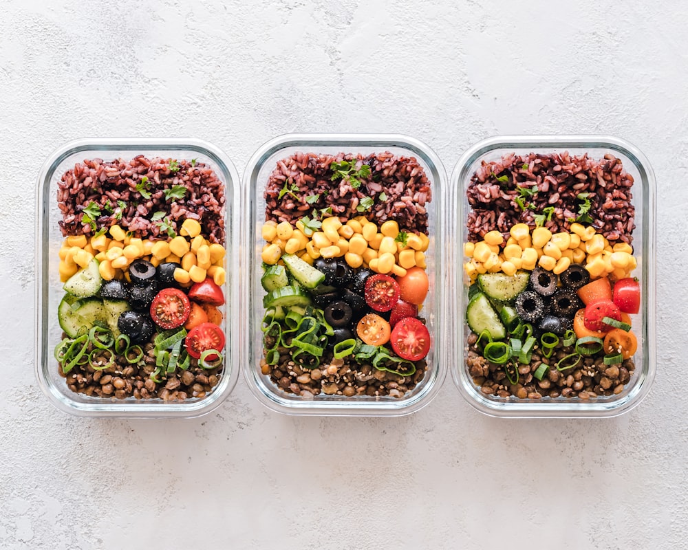 Assiette équilibrée avec légumes et protéines