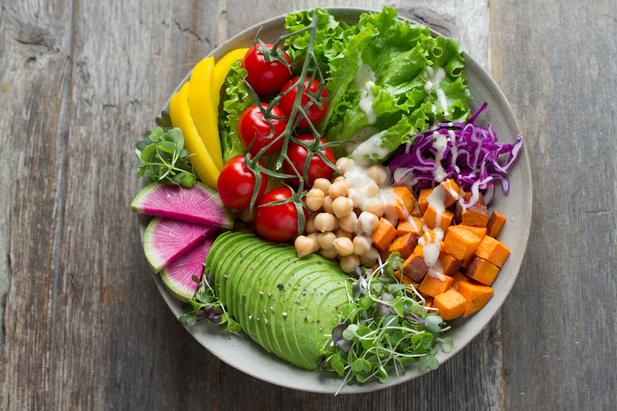 Salade colorée avec legumes frais